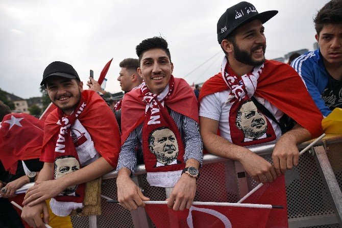 Köln’deki Mitingde Cumhurbaşkanı Erdoğan’ın Mesajı Yazılı Olarak Okundu