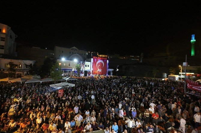 Bolu’da Demokrasi Nöbetine İki Ünlü İsimden Destek