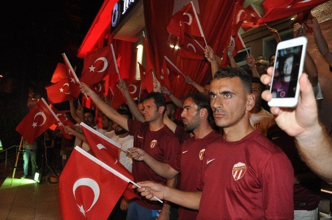 Bordo Beyazlılar Demokrasi Nöbetinde