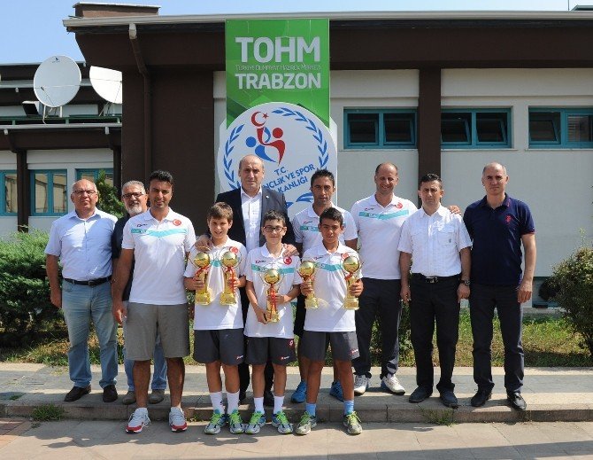 Şampiyon Tenisçiler, Gençlik Hizmetleri Ve Spor İl Müdürlüğü’nü Ziyaret Ettiler