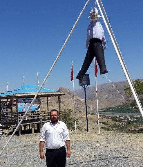 Erdoğan Parkı’nda Gülen’e Dar Ağacı Kuruldu