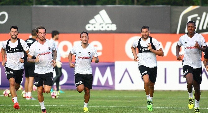 Adriano, Beşiktaş İle İlk Antrenmanına Çıktı
