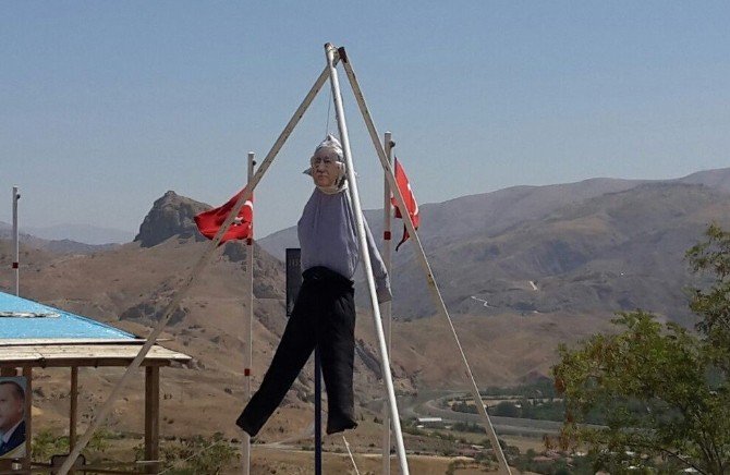 Erdoğan Parkı’nda Gülen’e Dar Ağacı Kuruldu