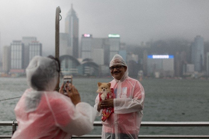Hong Kong’u Nida Tayfunu Vurdu