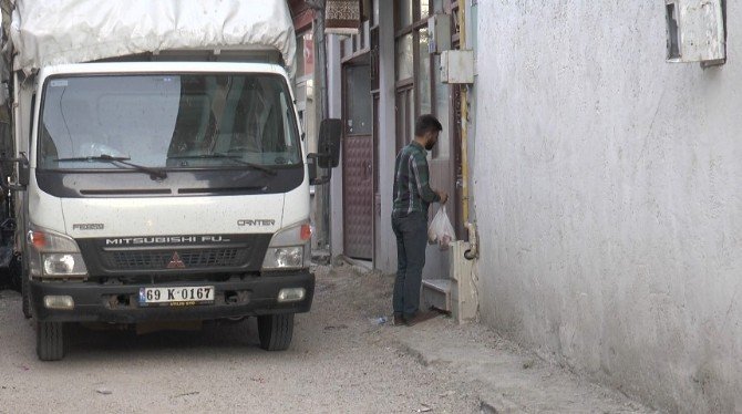 Bayburtlu Gençler Harçlıklarıyla Kurban Kesip İhtiyaç Sahiplerine Dağıttı