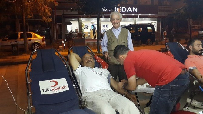 ’Demokrasi Nöbetinde’ Kan Bağışı Yaptılar.