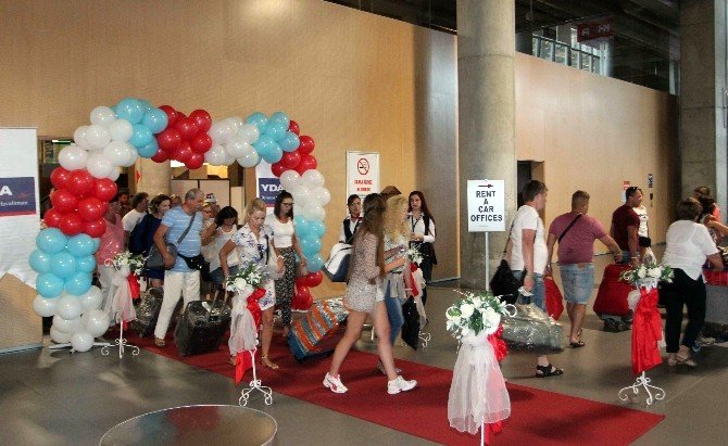 Rusya’dan Dalaman’a Gelen Uçak Su Takıyla Karşılandı