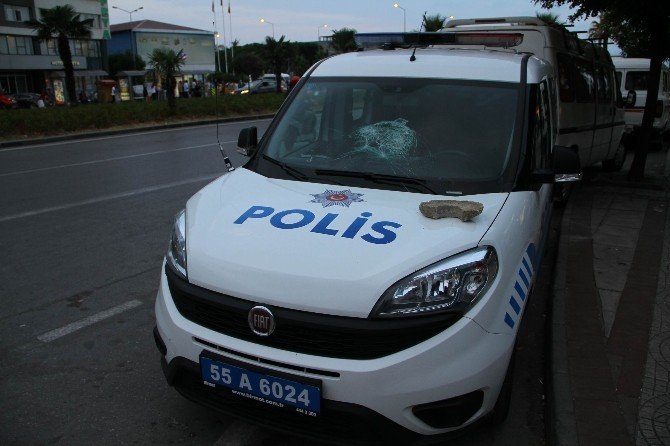 Samsun’da Polis Aracına Taş Atan Kadın Gözaltına Alındı