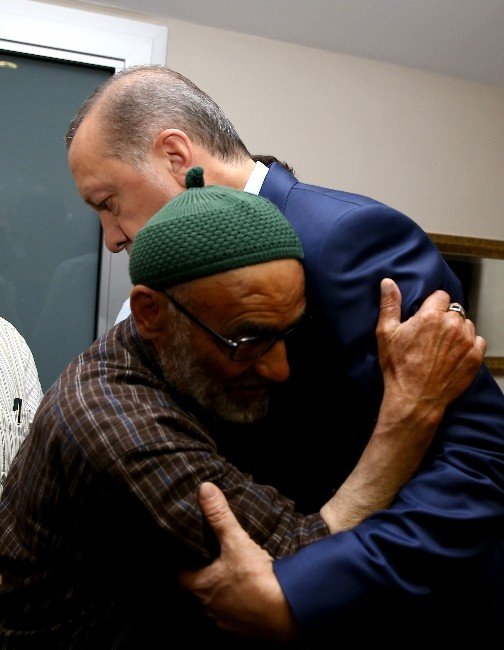 Cumhurbaşkanı Erdoğan, Şehit Ailesini Ziyaret Etti