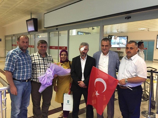 Darbe Gecesi Yaralanan Trabzonlu Muhtar Havalimanında Bayraklarla Karşılandı