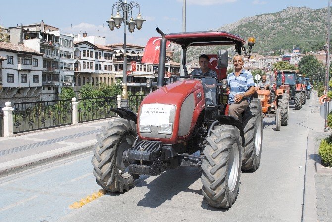 Amasyalı Çiftçilerden Darbe Girişimine Traktörlü Protesto