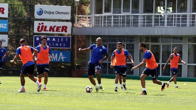 Fenerbahçe, Yeni Sezon Hazırlıklarını Sürdürüyor