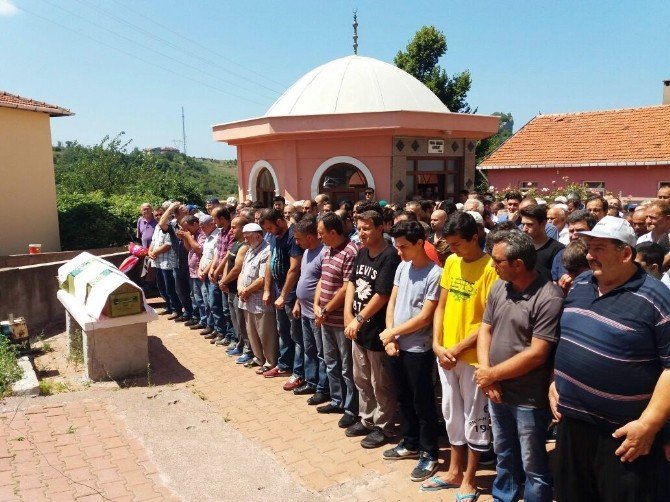 Kaybolduktan 3 Gün Sonra Denizde Ölü Bulunan Genç Defnedildi