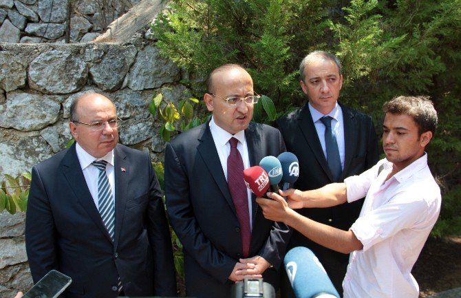 Yalçın Akdoğan Cumhurbaşkanı Erdoğan’a Saldırı Girişiminin Yaşandığı Oteli Ziyaret Etti