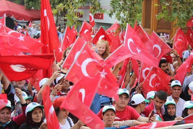 65 Bin Kişi Bursa 15 Temmuz Demokrasi Meydanı’na Akın Etti