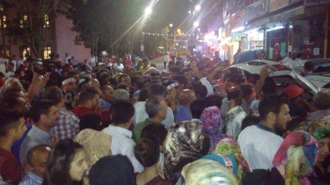 Demokrasi Nöbetinde Vatandaşa Çiğ Köfte İkramı