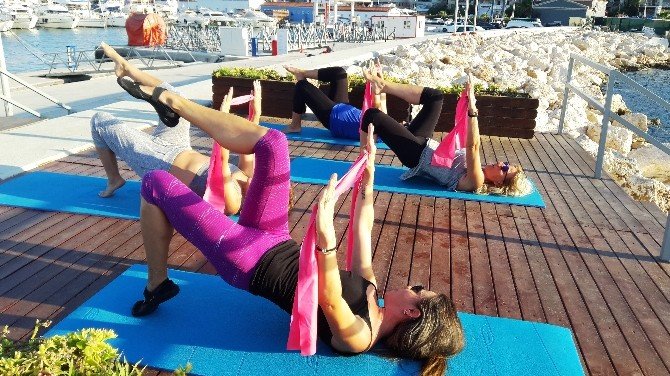 Çeşme Marina’da Yat Sahiplerine Pilates Hizmeti