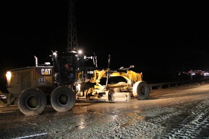 Sel Sularının Asfalta Taşıdığı Toprak Yığını Erzurum-artvin Karayolunu Trafiğe Kapadı