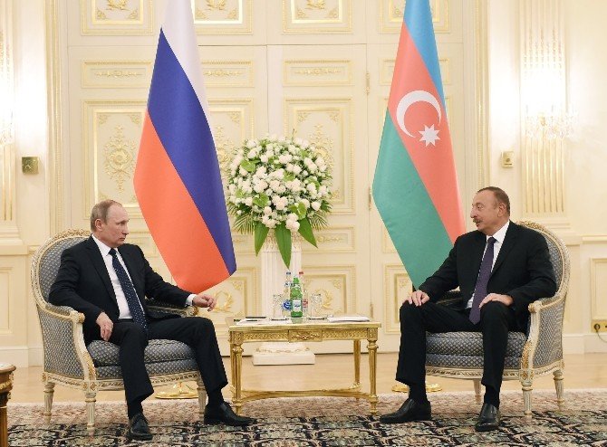 Putin, Bakü’de Aliyev’le Görüştü