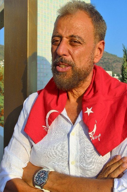 Ünlüler Demokrasi İçin Tek Yürek Oldu