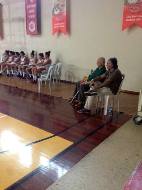 Mehmet Baturalp’ten Yakın Doğu Üniversitesi Kadın Basketbol Takımı’na Ziyaret