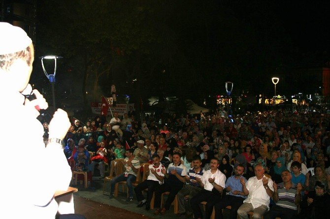 Trabzon’da Son “Demokrasi Nöbeti”nde Vatandaşlar Alanı Doldurdu