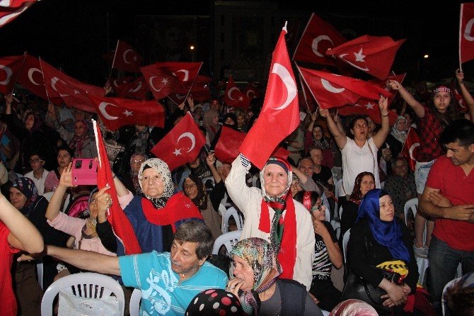 Son İstiklal Gazisinin Kızları Da Demokrasi Nöbetinde