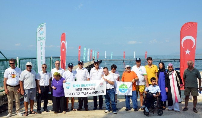 Engelli Milli Yüzücü, Denizlerdeki Kirliliğe Dikkat Çekmek İçin Kulaç Attı