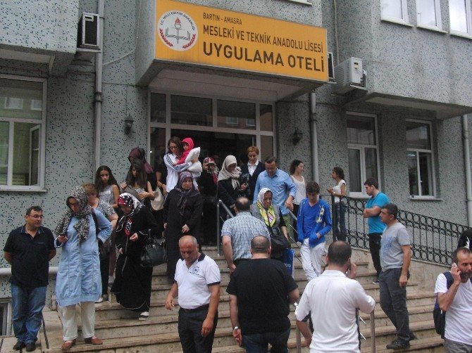 Sel Suları Arasındaki Otobüsten Kurtarılan Yolcular Evlerine Gönderildi