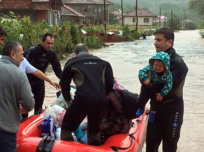 Bartın’da Selde Mahsur Kalan Otobüse Ulaşıldı