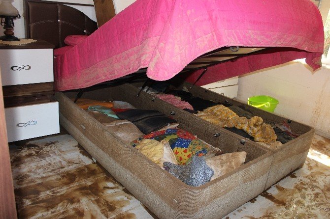 Sel Felaketine Evde Yakalanan 4 Kişi Boğulmaktan Son Anda Kurtuldu