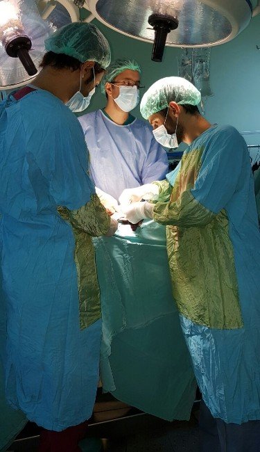 Böbreğinden 550 Gramlık Tümör Çıkarıldı