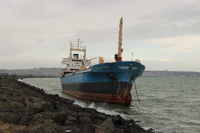 Samsun’da Gemi Kayalıklara Oturdu