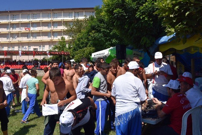 Dursunbey’de Yağlı Güreş Heyecanı