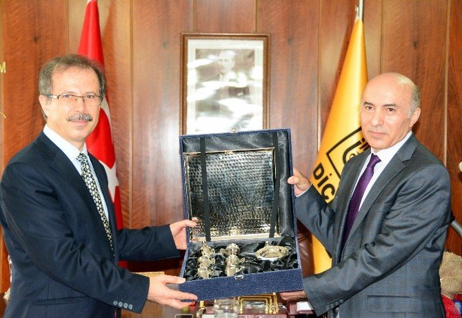 Dicle Üniversitesi’nin Yeni Rektörü Görevi Devraldı