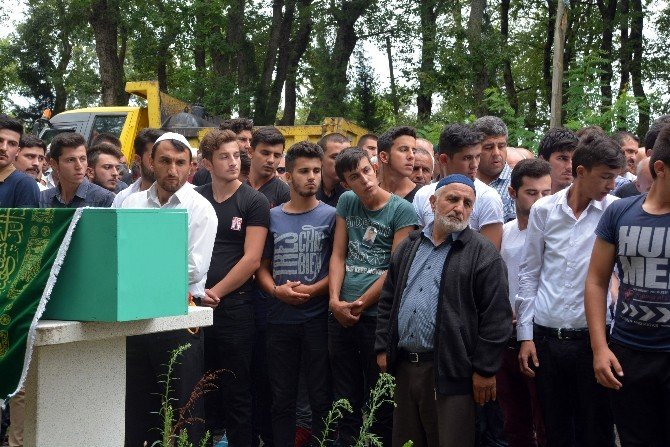 Antalya’da Boğulan Genç Sinop’ta Toprağa Verildi