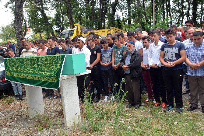 Antalya’da Boğulan Genç Sinop’ta Toprağa Verildi