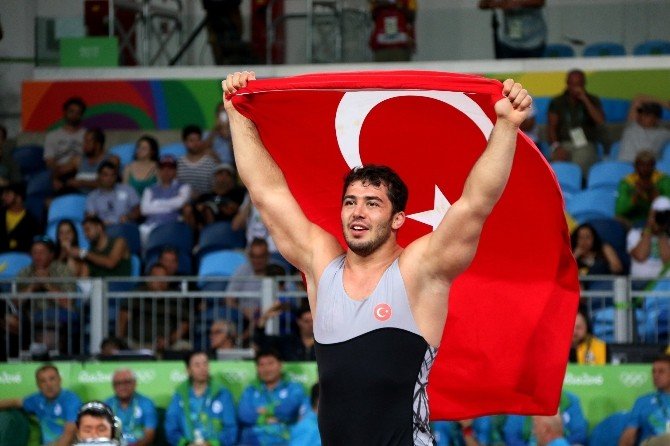 Olimpiyatlarda Bir Madalya Da Cenk İldem’den Geldi