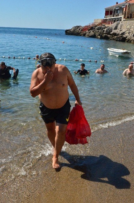 Dalgıçlar Plajı Temizledi