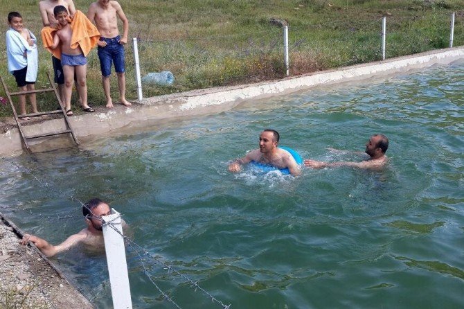 Köylerde Sulama Havuzları Gençlerin Serinleme Mekanları Oldu
