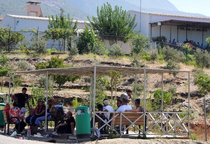 Alanya’da Mahkum Yakınlarının Cezaevi Önünde Bekleyişi Devam Ediyor