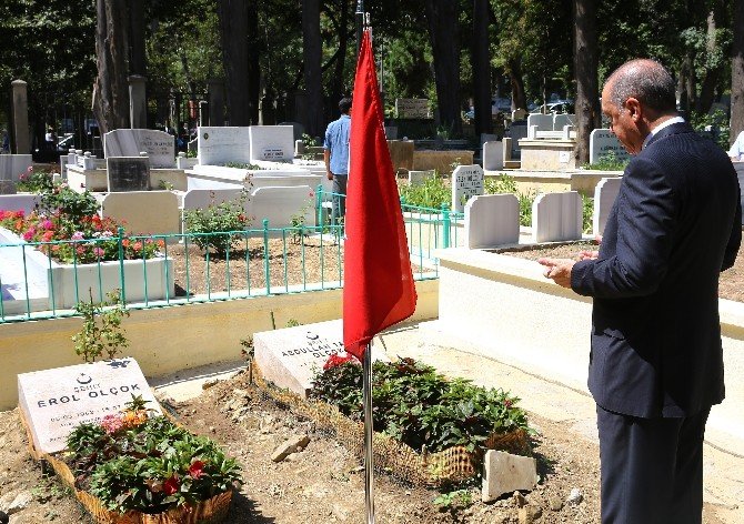 Cumhurbaşkanı Erdoğan, Arkadaşı Erol Olçok Ve Oğlunun Mezarlarını Ziyaret Etti