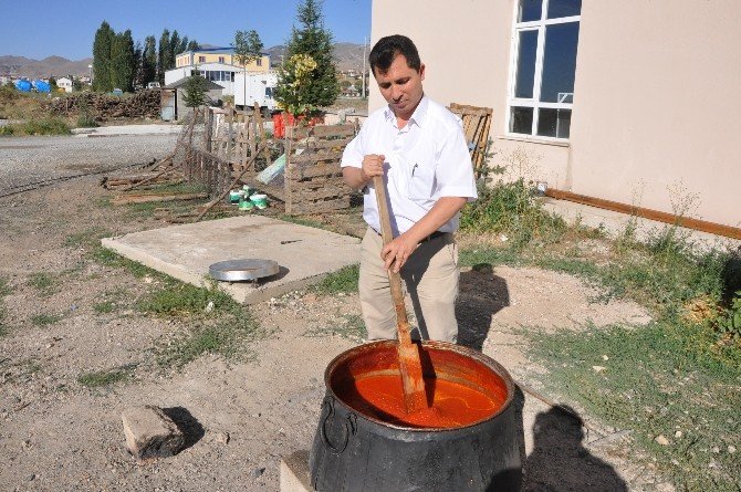 Her Yıl 1,5 Ton Organik Domates Sosu Hazırlayıp Müşterilerine Ücretsiz İkram Ediyor