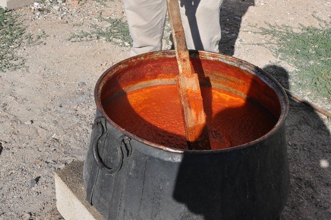 Her Yıl 1,5 Ton Organik Domates Sosu Hazırlayıp Müşterilerine Ücretsiz İkram Ediyor