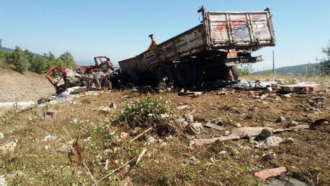 Okul Kitaplarını Taşıyan Kamyon Devrildi: 2 Ölü, 2 Yaralı