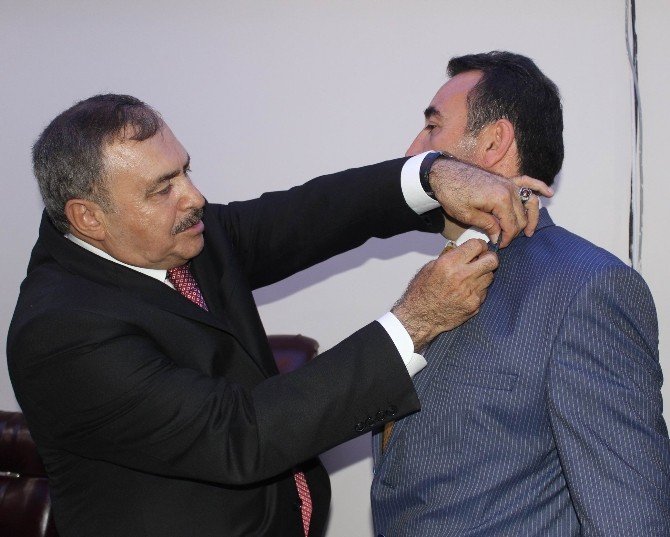 Bakan Eroğlu, Ak Parti’ye Katılanlara Rozet Taktı