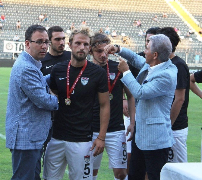 Manisaspor Şampiyonluk Kupasını Kaldırdı