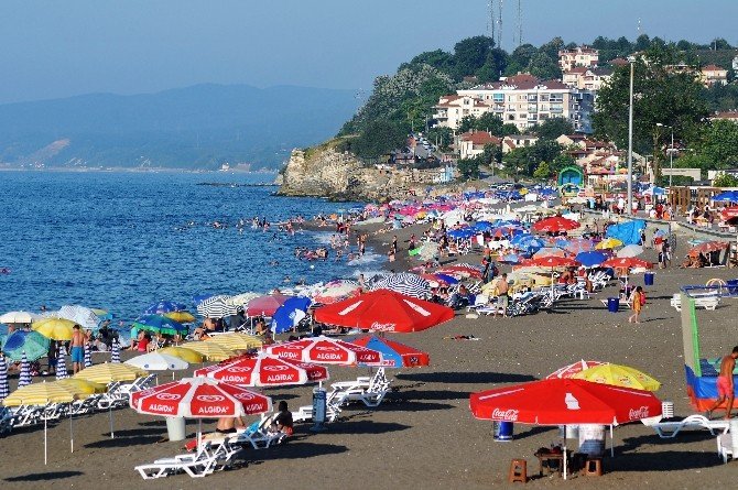 Akçakoca Sahilleri Haftasonu Tıklım Tıklım