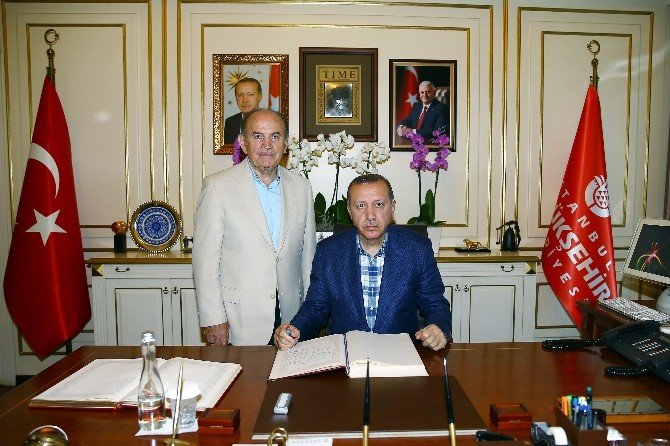 Cumhurbaşkanı Erdoğan İbb’de Şeref Defterini İmzaladı