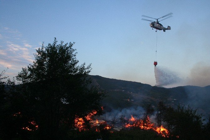 Madde Bağımlısı Genç Kendi Evini Kundakladı, Yanan Evlere Yangın Söndürme Helikopteri De Müdahale Etti